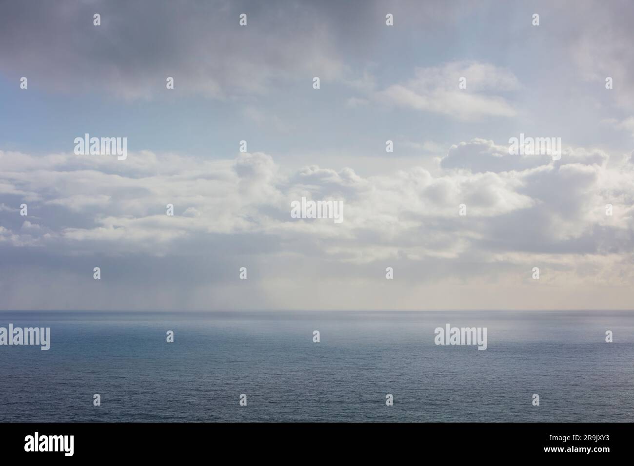 Weiße Wolken in einem blauen Himmel über dem Pazifischen Ozean in der Dämmerung Stockfoto