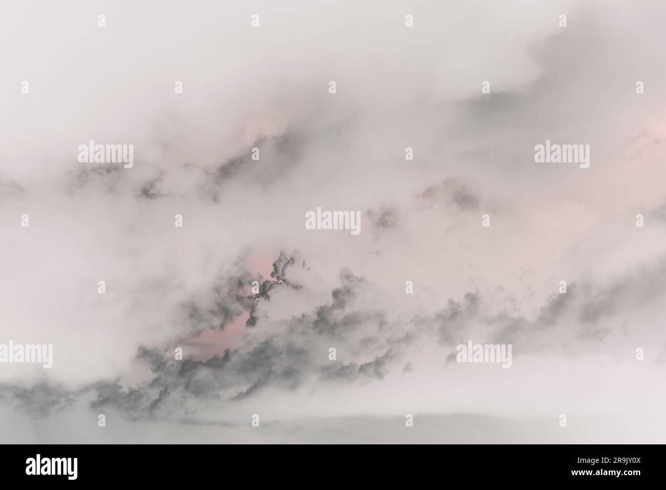 Abstrakt von Wolken und Himmel in der Dämmerung, schwarze graue und rosa Farben. Stockfoto