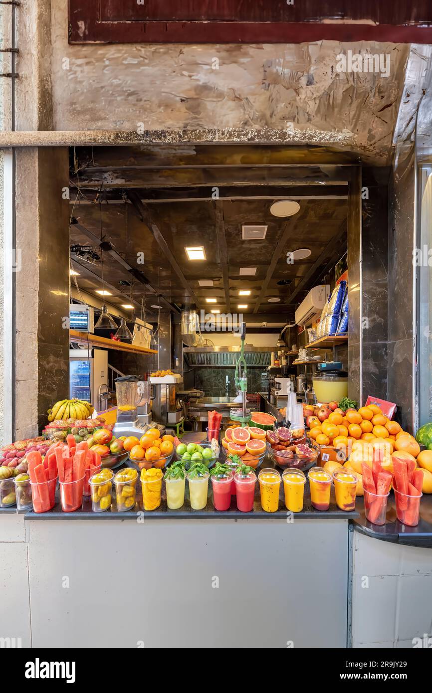 Jerusalem, Israel; 26. Juni 2023 - Ein Fruchtsaftverkäufer in Jerusalem, Israel Stockfoto