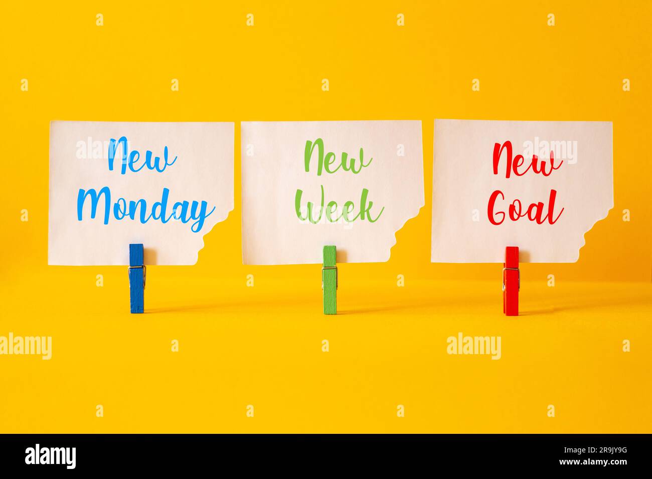 Neuer montag, neue Woche, neues Ziel – Wortspiel auf Bausteinen, Text, Buchstaben Stockfoto