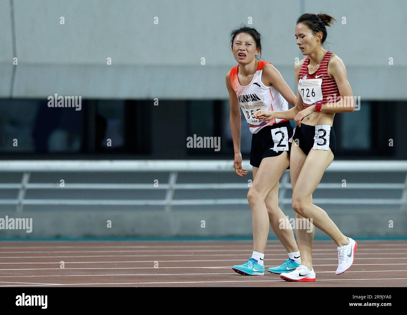 Shenyang, Chinas Provinz Liaoning. 27. Juni 2023. Zhang Deshun (L) aus Yunnan reagiert nach dem Finale der Frauen im Jahr 5000m auf der Nationalen Leichtathletikmeisterschaft 2023 in China, einem Qualifikationsprozess für die Leichtathletik-Weltmeisterschaft Budapest 23 und den Hangzhou Asian Games in Shenyang, nordöstliche Chinas Provinz Liaoning, am 27. Juni 2023. Kredit: Wang Lili/Xinhua/Alamy Live News Stockfoto