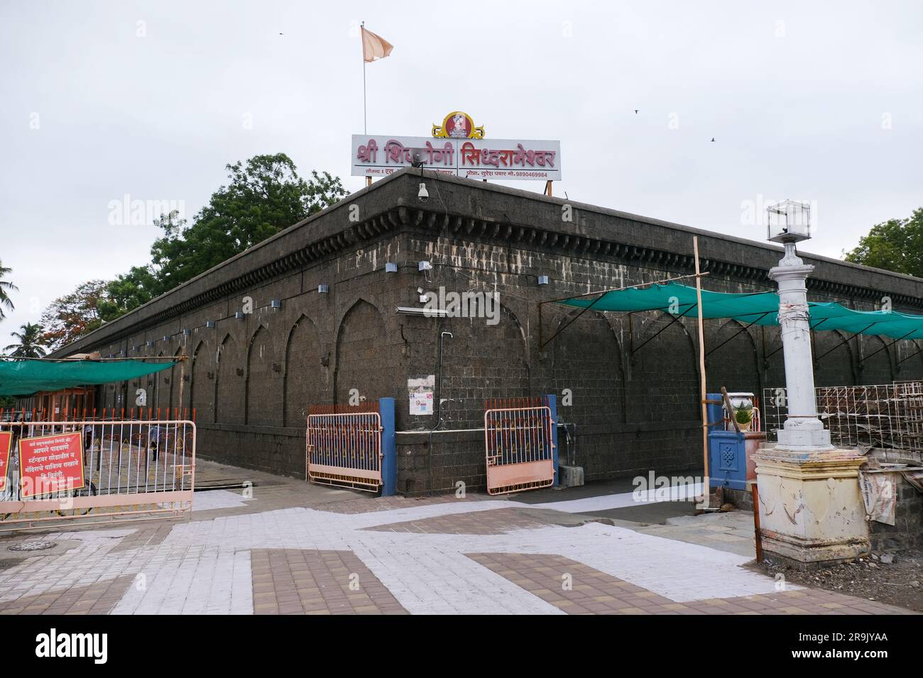 24. Juni 2023, Siddheshwar Shiva Tempel, Vintage Stone Structure, Siddheshwar wird darauf zurückgeführt, 68 Shiva Long im Haupthofshof, S, installiert zu haben Stockfoto