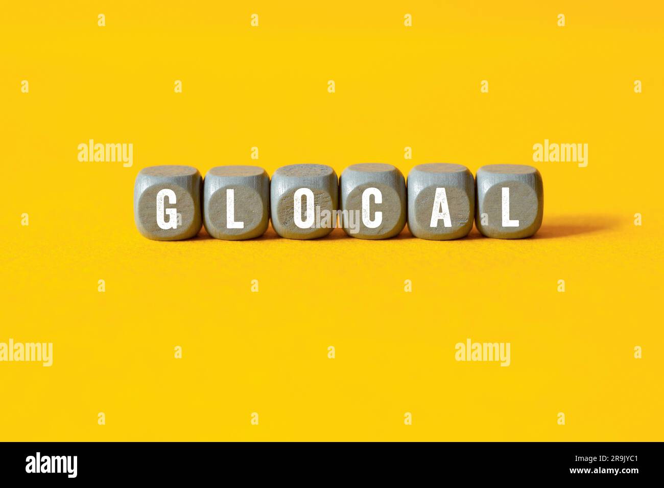 Glocal - Wortschatz auf Bausteinen, Text, Buchstaben Stockfoto