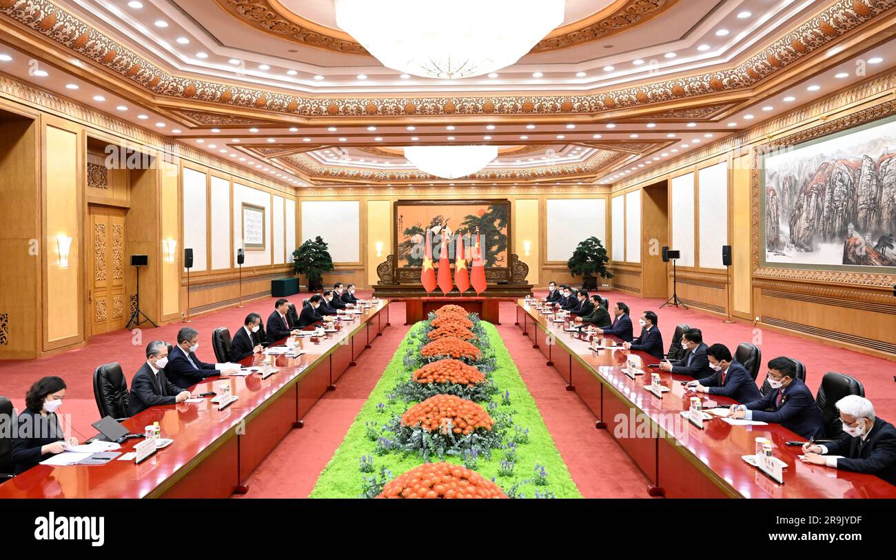 Peking, China. 27. Juni 2023. Der chinesische Präsident Xi Jinping trifft sich am 27. Juni 2023 in der Großen Halle des Volkes in Peking, Hauptstadt Chinas, mit dem Premierminister von Vietnam Pham Minh Chinh. Kredit: Shen Hong/Xinhua/Alamy Live News Stockfoto