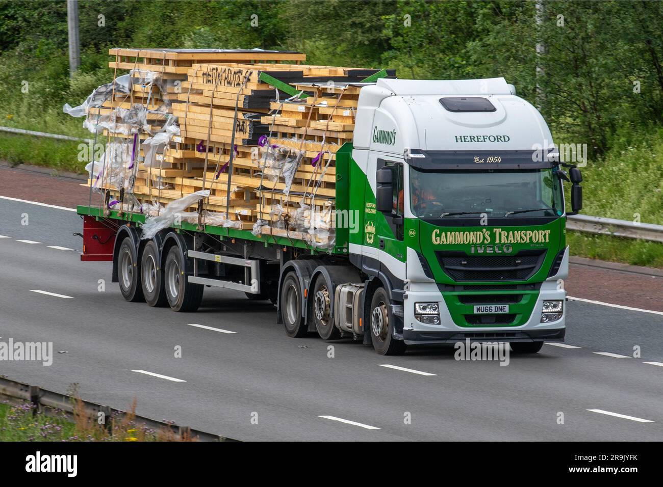 Gammond Transport Ltd, Hereford 2016 Iveco Stralis As440s48tx/P S-A Tieflader auf der Autobahn M6 im Großraum Manchester, Großbritannien Stockfoto