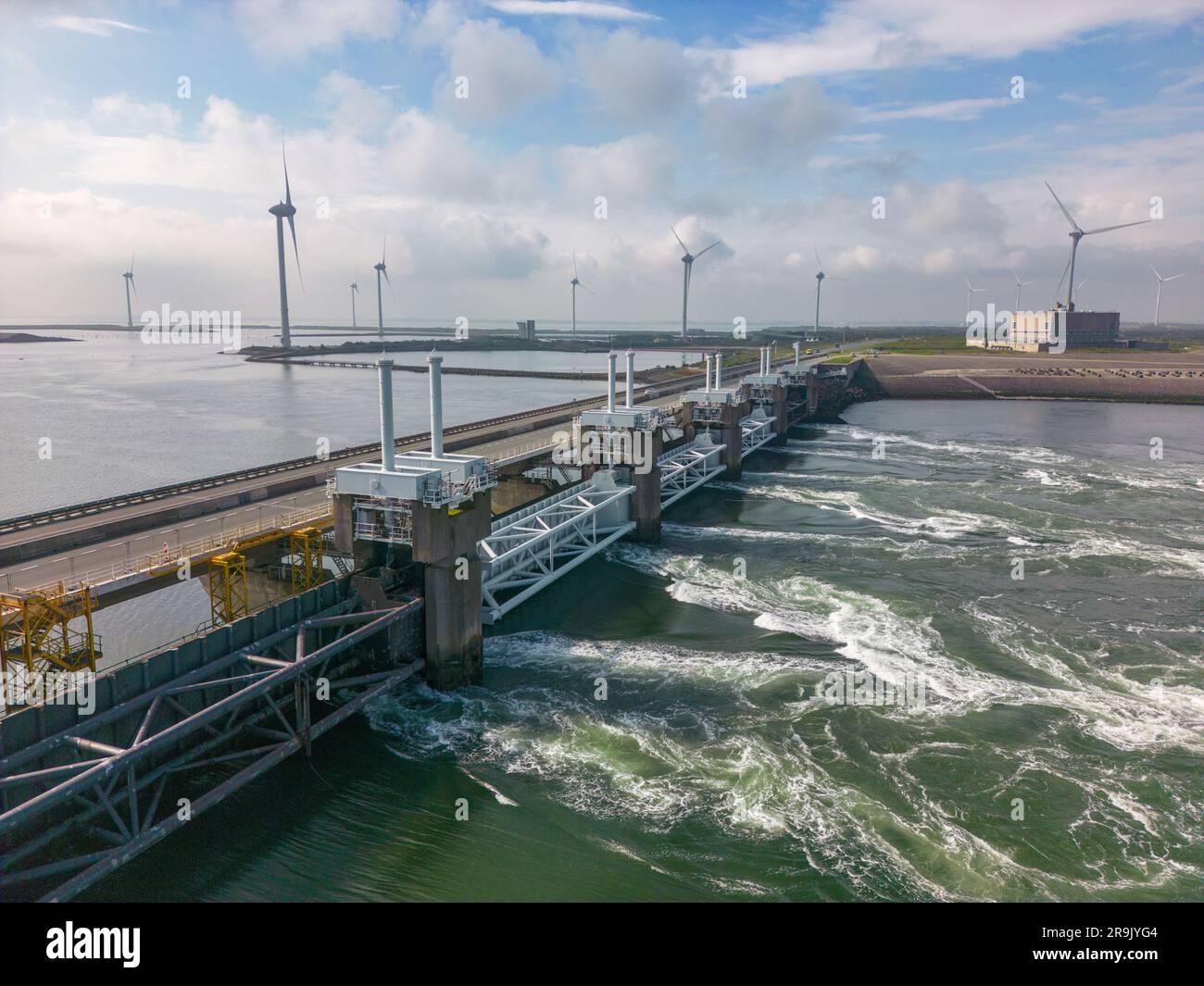 Luftdrohnenfoto der östlichen Schelde-Sturmsperre bei Neeltje Jans in Zeeland, Niederlande. Es ist Teil der niederländischen Deltaworks. Stockfoto