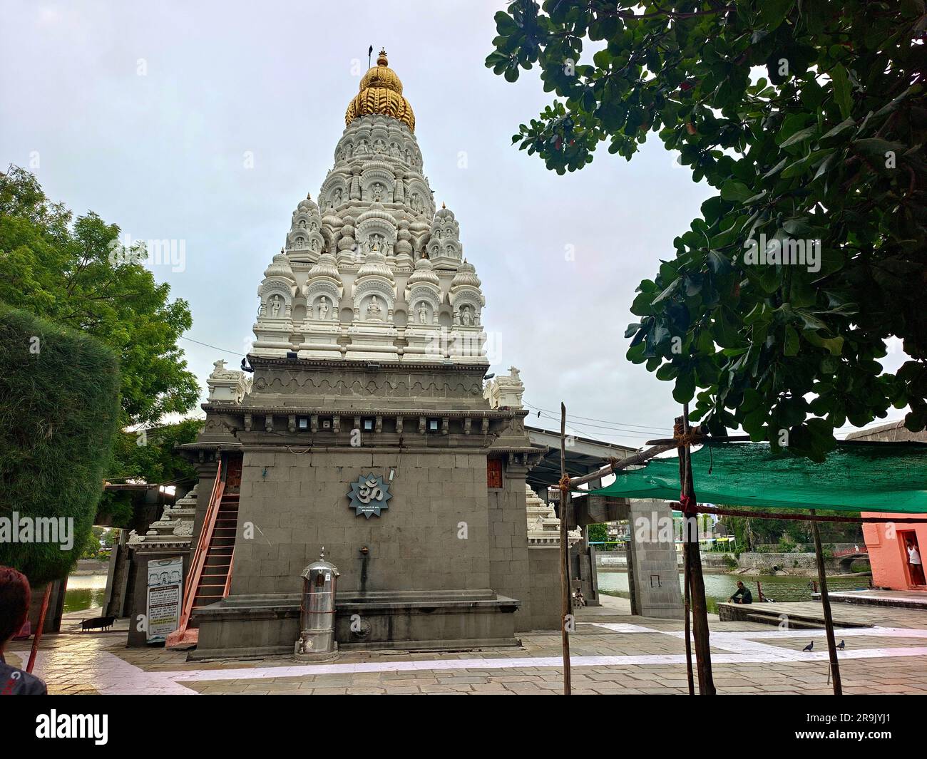 24. Juni 2023, Siddheshwar Shiva Tempel, Vintage Stone Structure, Siddheshwar wird darauf zurückgeführt, 68 Shiva Long im Haupthofshof, S, installiert zu haben Stockfoto
