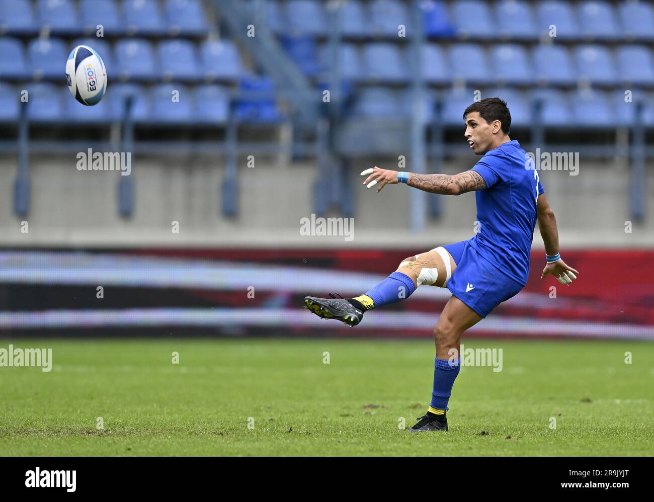 Krakau, Polen. 27. Juni 2023. Rugby 7s. Europäische Spiele 2023. Henryk-Reyman-Stadion. Krakau. Massimo Cioffi (ITA) tritt während des Rugby-7s-Events bei den europäischen Spielen 2023 in Krakau, Polen. Kredit: Sport In Pictures/Alamy Live News Stockfoto