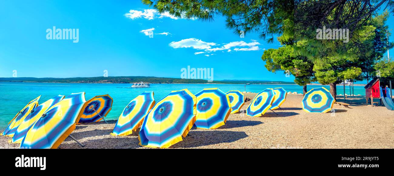 Panoramaaussicht mit Sonnenschirmen am Strand von Crikvenica. Kvarner Bay, Kroatien Stockfoto