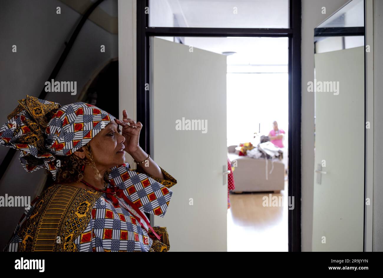 AMSTERDAM - Shirley während der Anfertigung des Koto, eines traditionellen Kleidungsstücks kreolischer Frauen in Suriname, bei Oma Rinia Overman, im Vorfeld von Keti Koti. Am 1. Juli wird es 160 Jahre her sein, dass die Niederlande beschlossen haben, die Sklaverei abzuschaffen, und vor 150 Jahren wurden die letzten versklavten Menschen frei. ANP ROBIN VAN LONKHUIJSEN niederlande raus - belgien raus Stockfoto