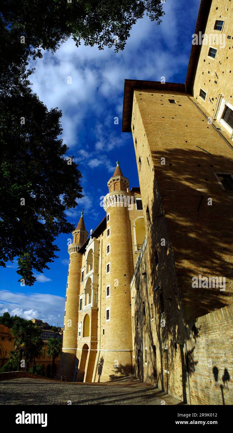 vista dal basso dei torricini del Palazzo Ducale Stockfoto