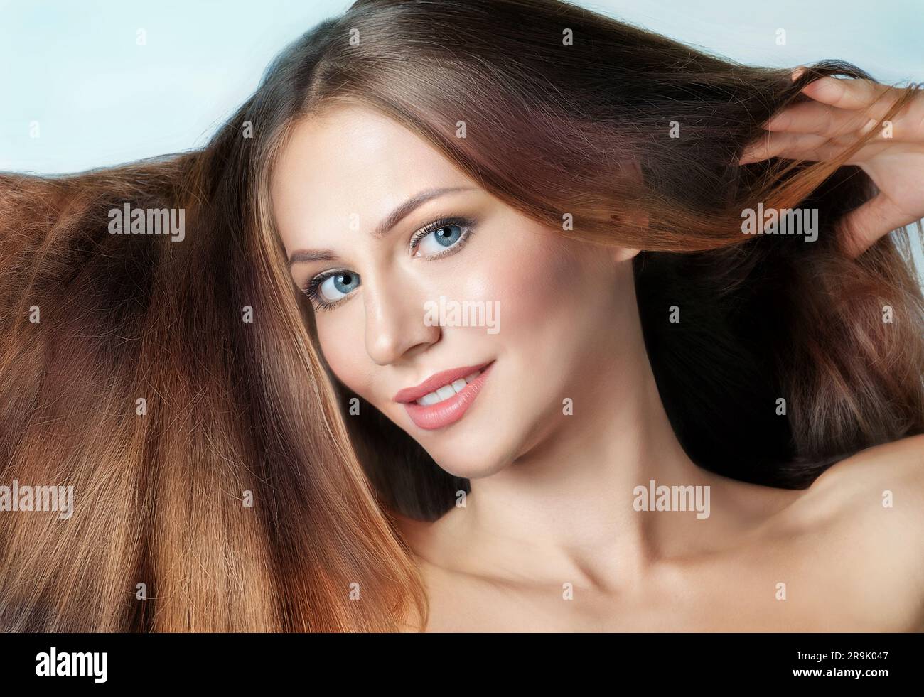 Modeporträt einer schönen jungen Frau mit langen braunen Haaren. Naturschönheitskonzept Stockfoto