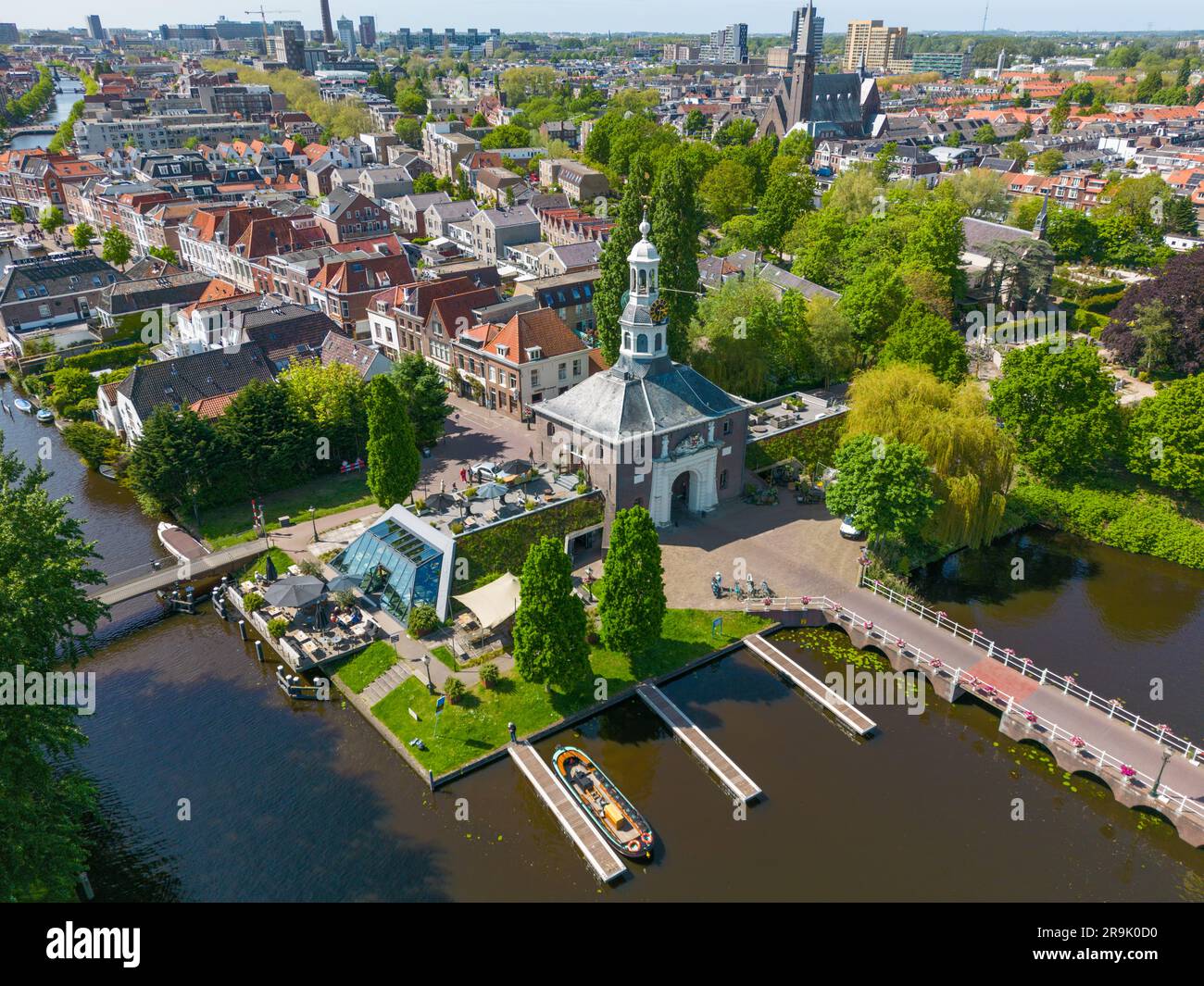 Luftdrohnenfoto des Zijlpoort in Leiden. Das Zijlpoort ist ein altes Tor zu dieser historischen holländischen Stadt. Stockfoto