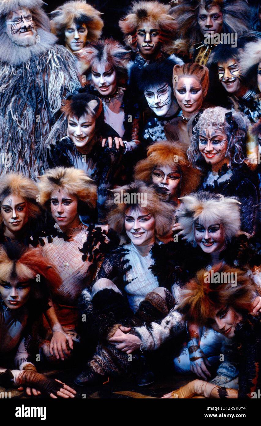 Mitte rechts: Elaine Paige (Grizabella) mit der 1989 8.-jährigen Besetzung der Musical-KATZEN nach T. S. Eliots "Buch der praktischen Katzen des alten Possums" im New London Theatre, WC2 Komponist: Andrew Lloyd Webber Design: John Napier Beleuchtung: David Hersey Choreographie: Gillian Lynne Regisseur Trevor Nunn Stockfoto