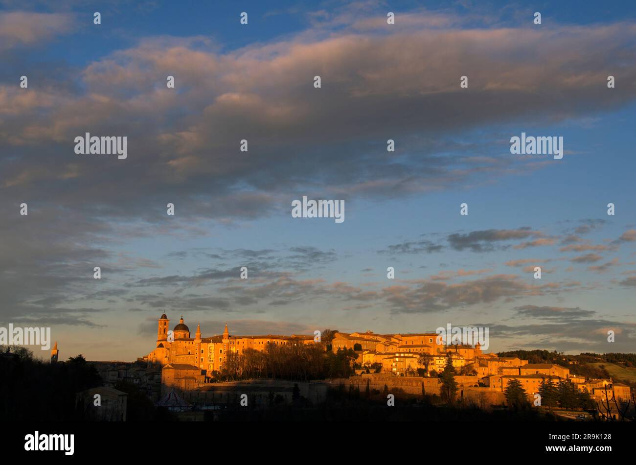 Panorama di Urbino nella calda luce del tramonto Stockfoto