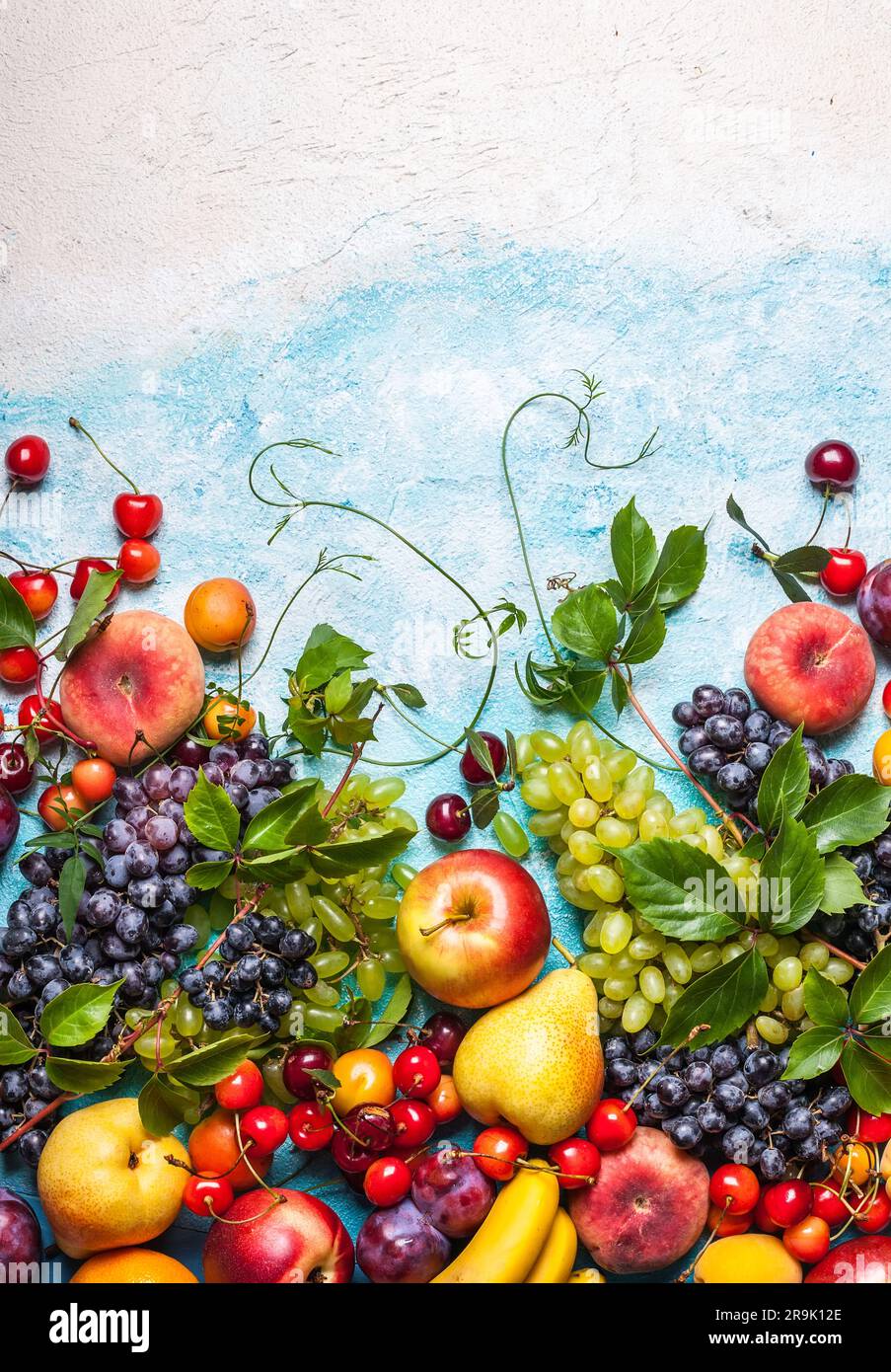 Stillleben verschiedener Früchte und Beeren. Draufsicht Stockfoto