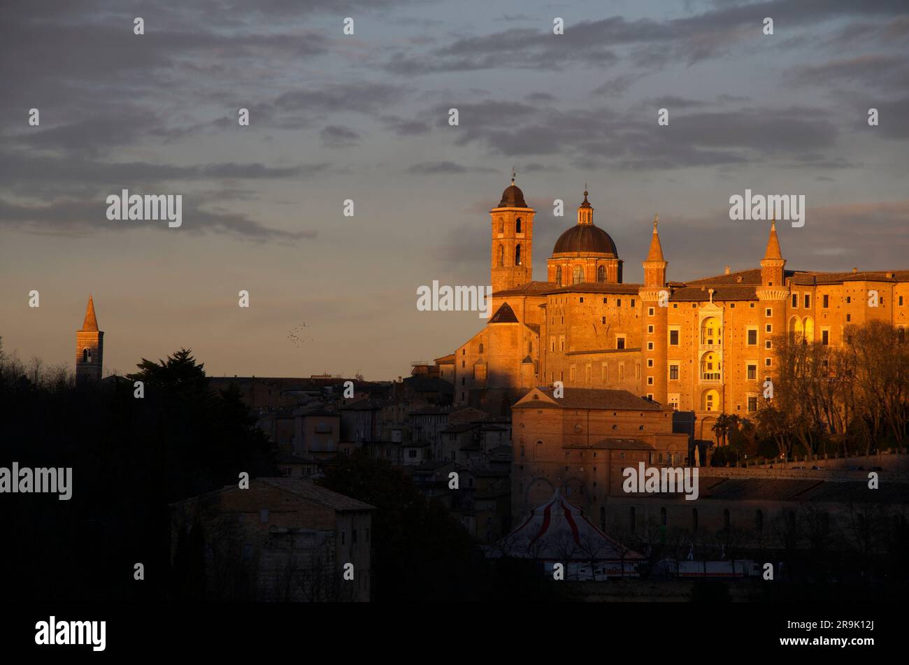 Panorama di Urbino nella calda luce del tramonto Stockfoto