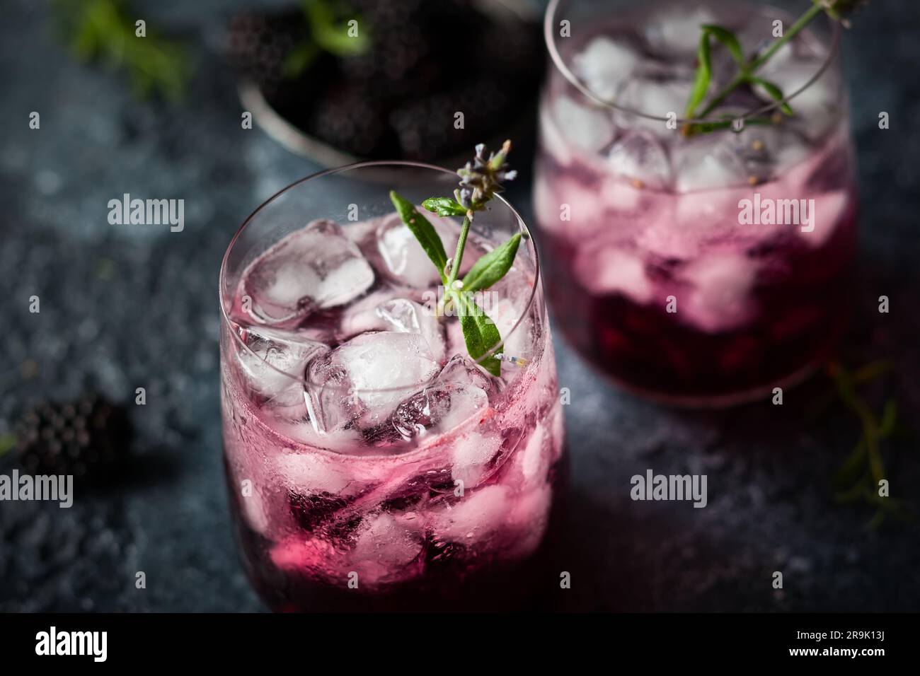 BlackBerry Lemonade mit Lavendel auf klassischem Hintergrund Stockfoto