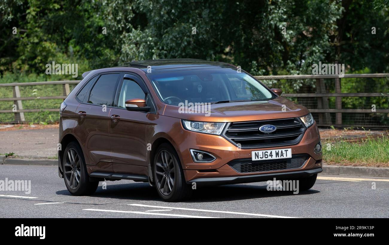 Milton Keynes, Großbritannien - Juni 23. 2023: Brauner 2017-Dieselmotor FORD EDGE SPORT TDCI AUTO fährt auf einer englischen Straße Stockfoto