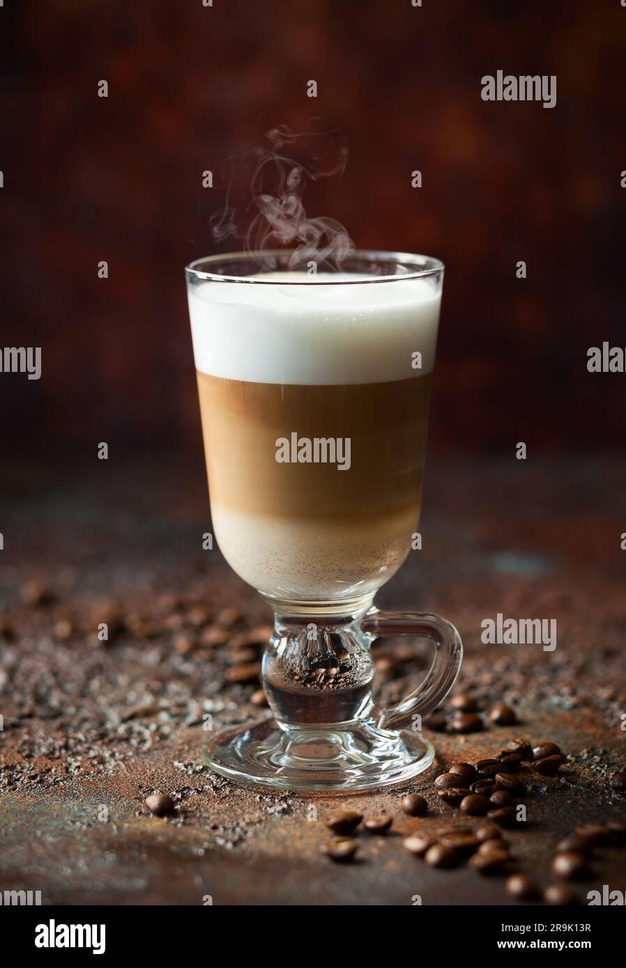 Kaffee Latte in ein hohes Glas Stockfoto
