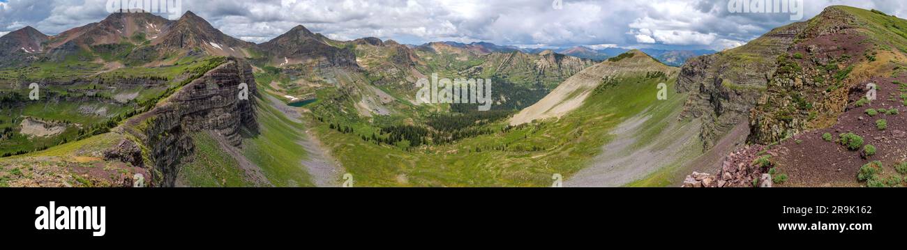 Oh Be Joyful Valley - Ein Sommerpanorama des Oh-Be-Joyful Valley, umgeben von farbenfrohen Ruby Range und Scarp Ridge of Elk Mountains. Crested Butt, CO. Stockfoto