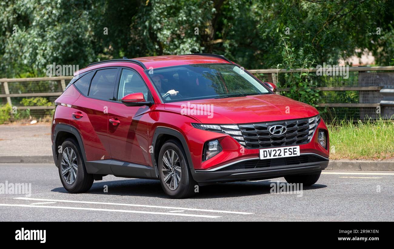 Milton Keynes, Großbritannien - 23. 2023. Juni: 2022 rotes HYUNDAI TUCSON SE CONNECT T-GDI-Auto auf einer englischen Straße Stockfoto