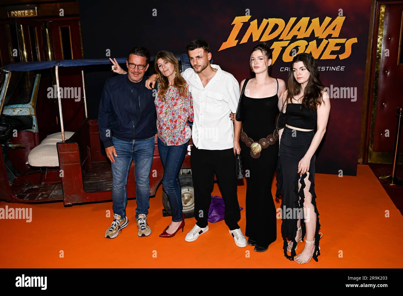 Paris, Frankreich. 26. Juni 2023. Benjamin Castaldi (L) und seine Familie (sein Kind Simon) nehmen am 26. Juni 2023 in Paris an der Premiere „Indiana Jones and the Dial of Destiny“ im Le Grand Rex Teil. Kredit: Victor Joly/Alamy Live News Stockfoto