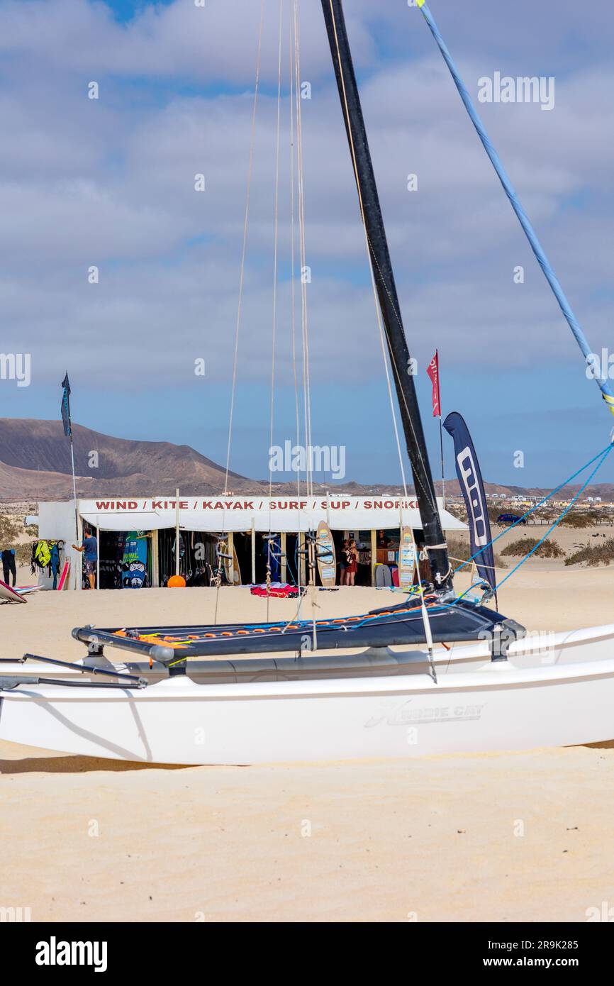 Kitesurfen und Windsurfen Schulhütte am Flag Beach Corralejo Fuerteventura Kanarische Inseln Spanien Stockfoto