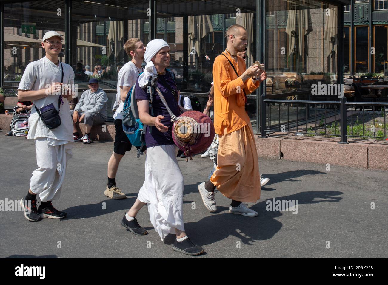 An einem sonnigen Sommertag in Helsinki, Finnland, singen Hare Krishna-Anhänger Stockfoto
