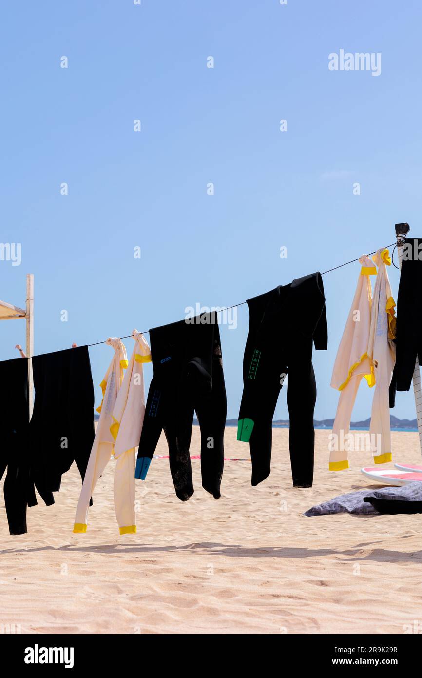 Neoprenanzüge hängen zum Trocknen am Flag Beach Corralejo Fuerteventura Kanarische Inseln Spanien Stockfoto