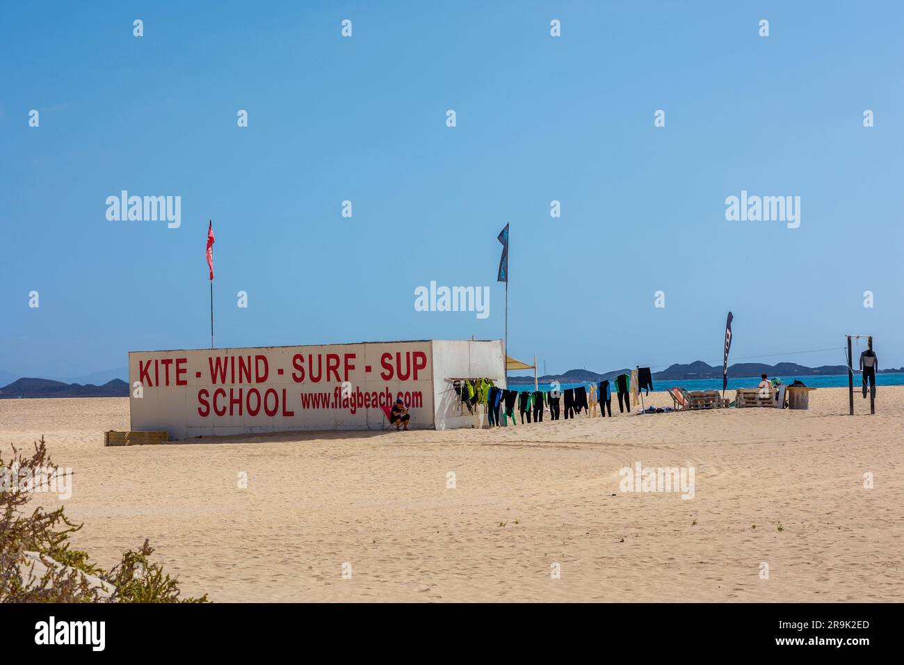 Kitesurfen und Windsurfen Schulhütte am Flag Beach Corralejo Fuerteventura Kanarische Inseln Spanien Stockfoto