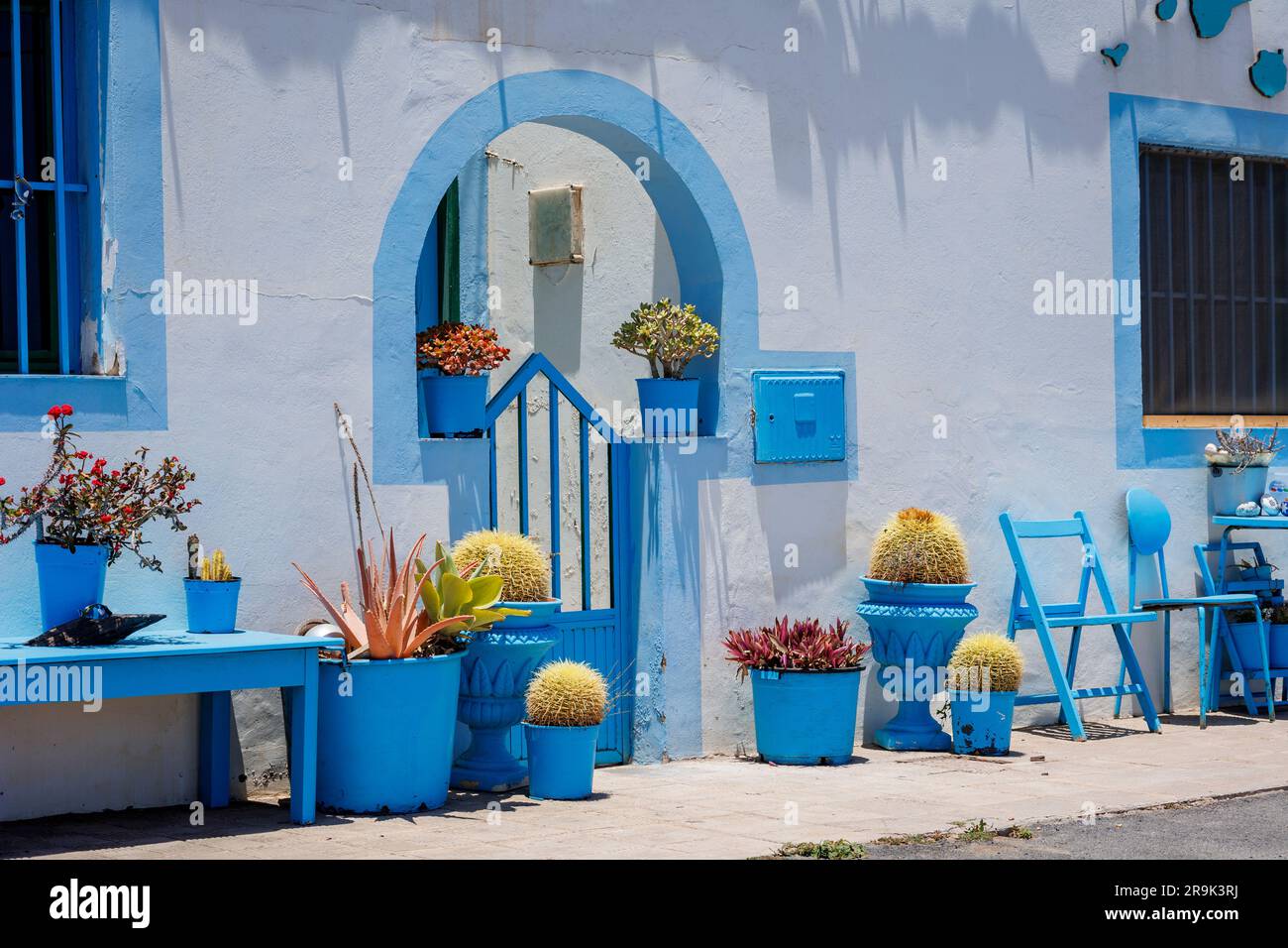 Hübsche blau-weiße Hütten in Salinas del Carmen Fuerteventura Kanarische Inseln Spanien Stockfoto