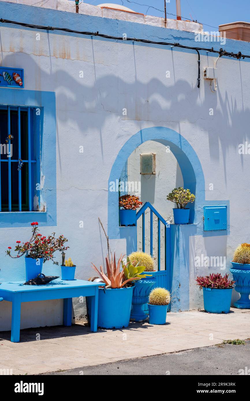 Hübsche blau-weiße Hütten in Salinas del Carmen Fuerteventura Kanarische Inseln Spanien Stockfoto