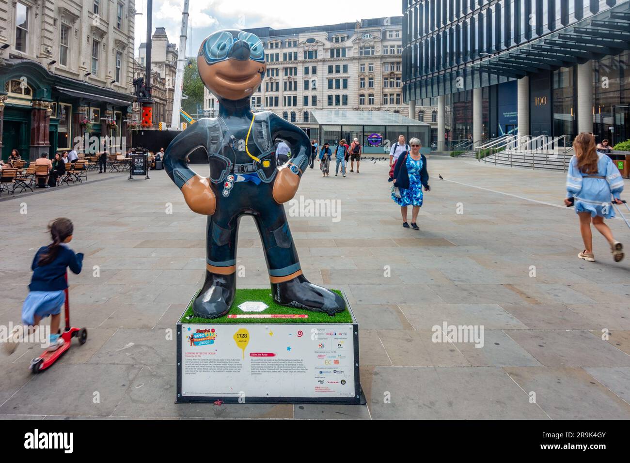 Ein öffentliches Kunstwerk, das eine moderne Interpretation des Fernsehcharakters Morph für Kinder in der Liverpool Street in London, Großbritannien, darstellt Stockfoto