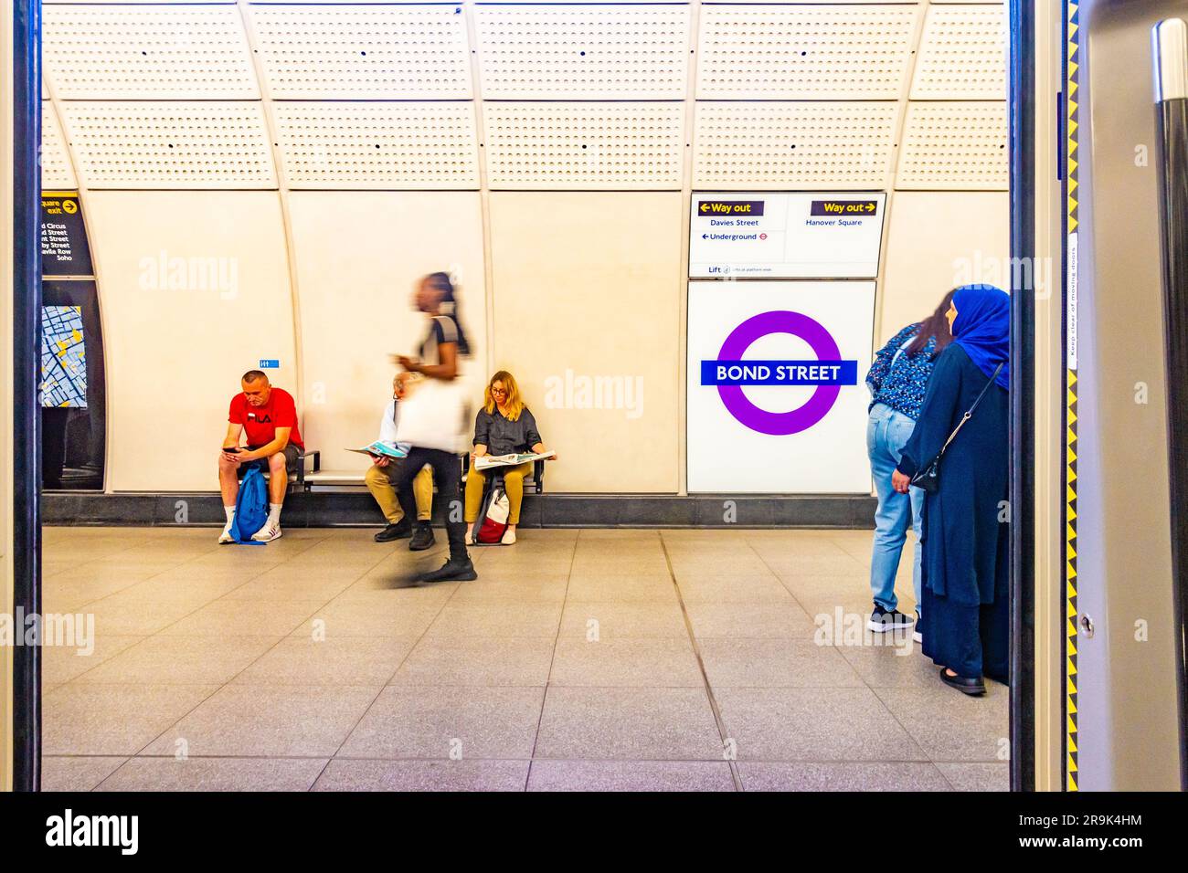 Durch die Zugtüren blickt eine Elizabeth Line London U-Bahn am Bahnsteig der Bond Street Station Stockfoto