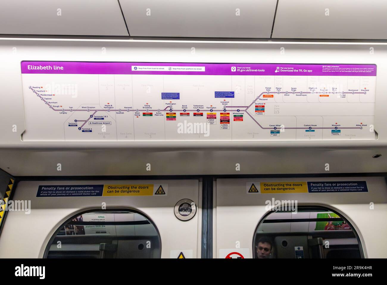 Eine Karte, die die Zugstrecke im Zug zeigt, über den Türen einer Elizabeth Line London U-Bahn. Stockfoto