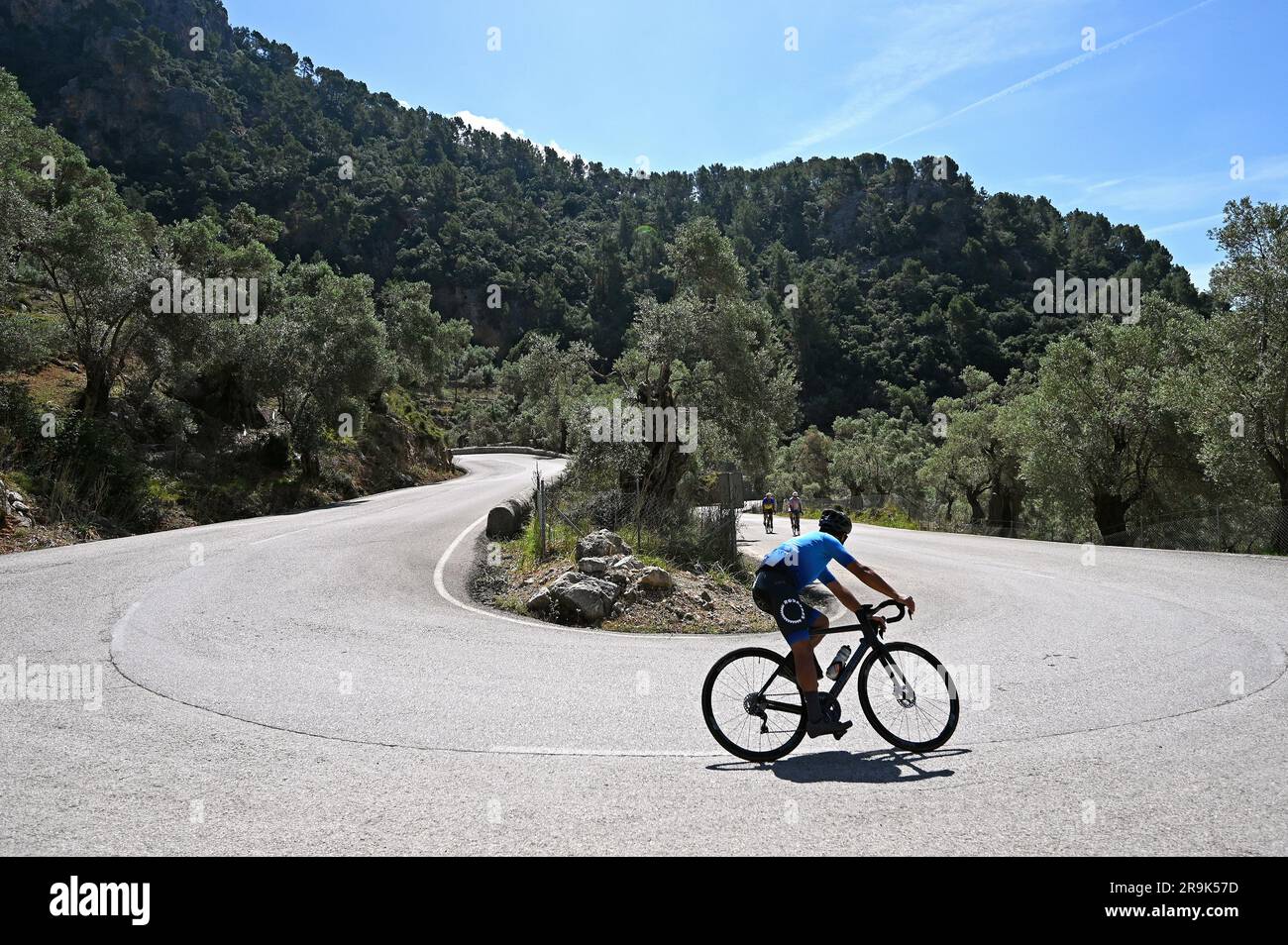 Road cyclist on the Coll de Soller in the Tramuntana Mountains, Mallorca, Spain Stockfoto