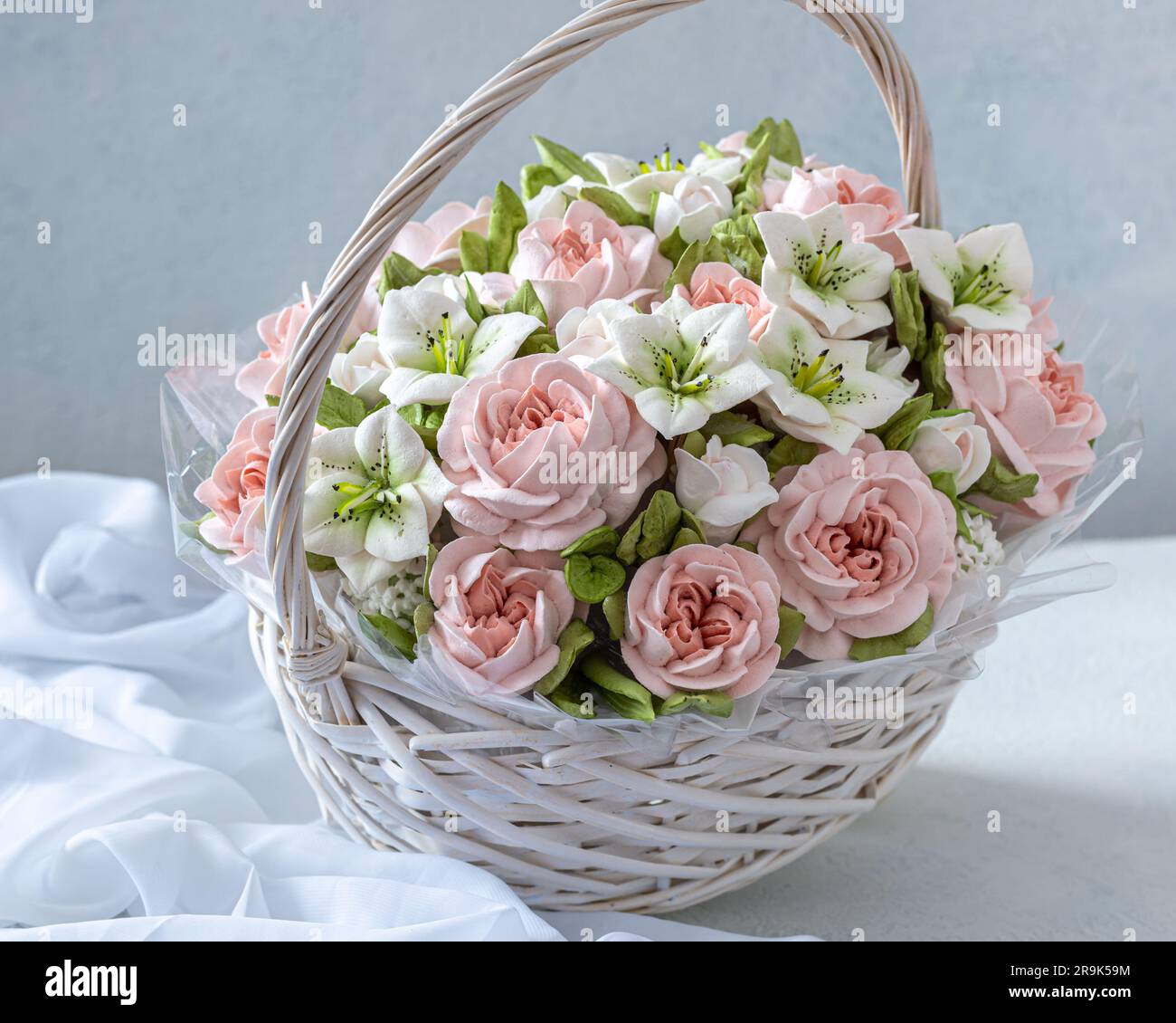 Zephyr-Blumenstrauß in einer Geschenkbox auf hellem Hintergrund Stockfoto