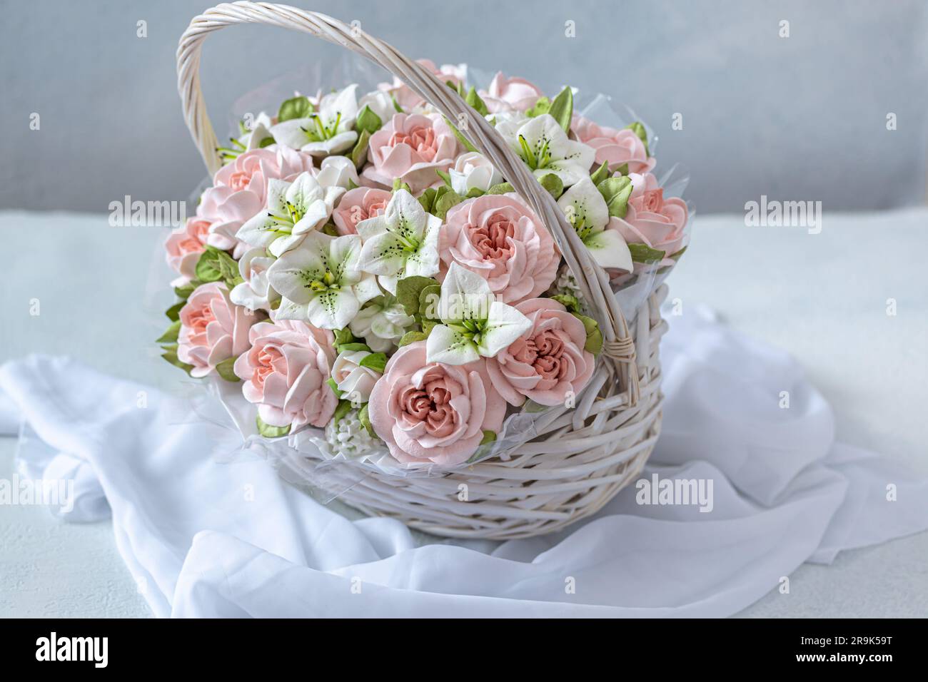 Zephyr-Blumenstrauß in einer Geschenkbox auf hellem Hintergrund Stockfoto