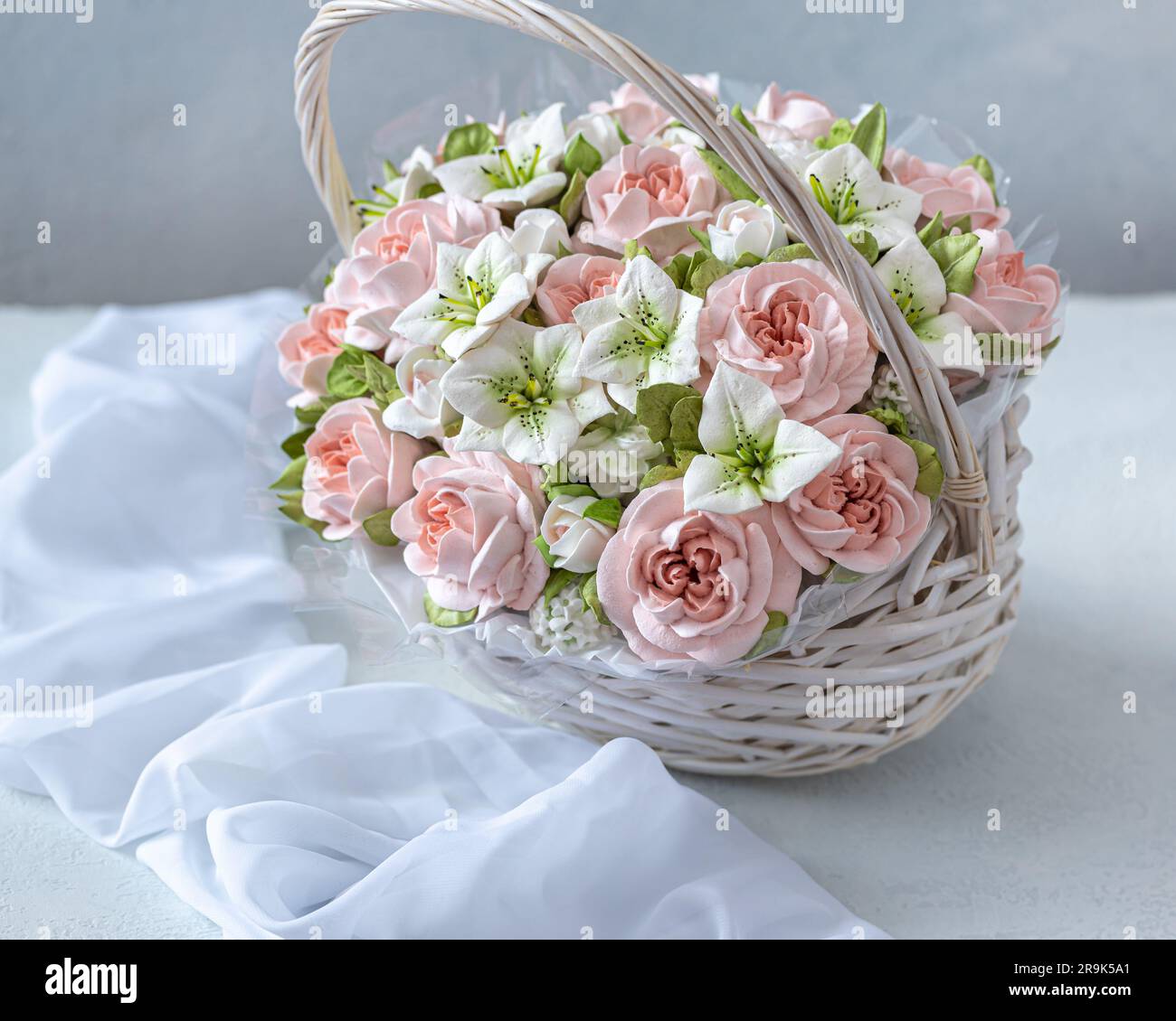 Zephyr-Blumenstrauß in einer Geschenkbox auf hellem Hintergrund Stockfoto