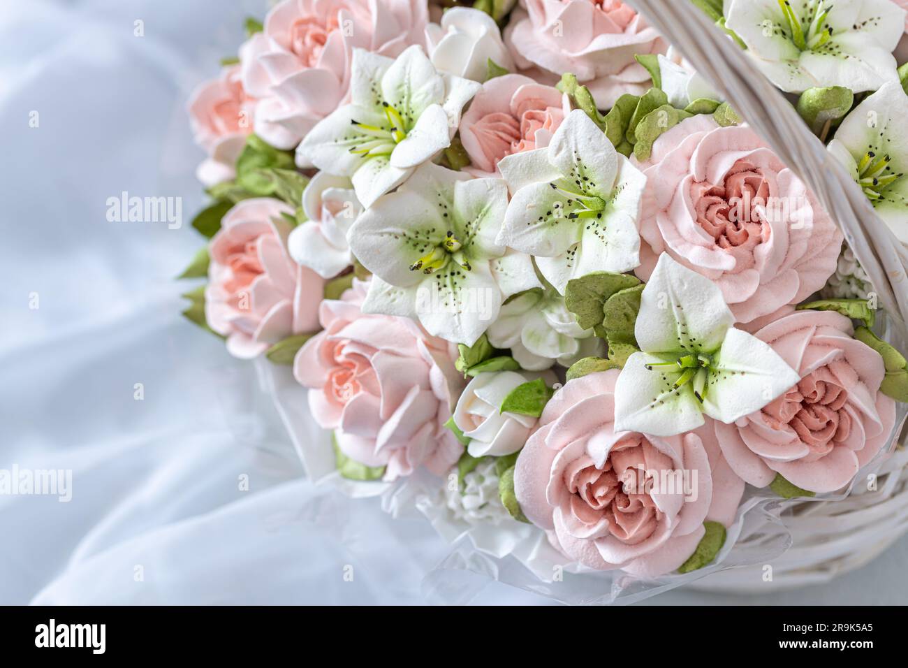 Zephyr-Blumenstrauß in einer Geschenkbox auf hellem Hintergrund Stockfoto