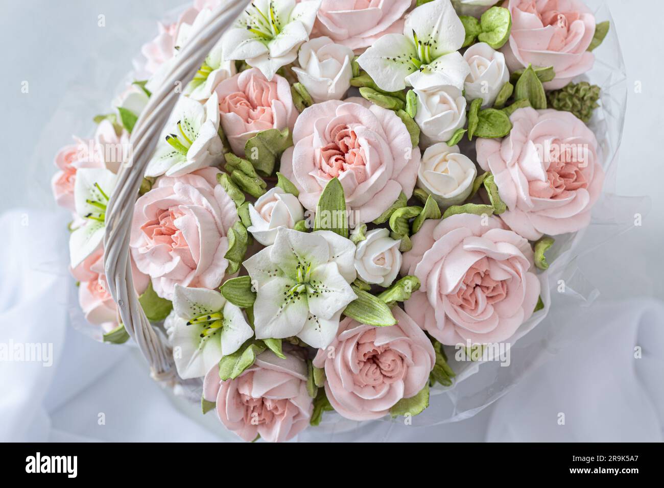 Zephyr-Blumenstrauß in einer Geschenkbox auf hellem Hintergrund Stockfoto