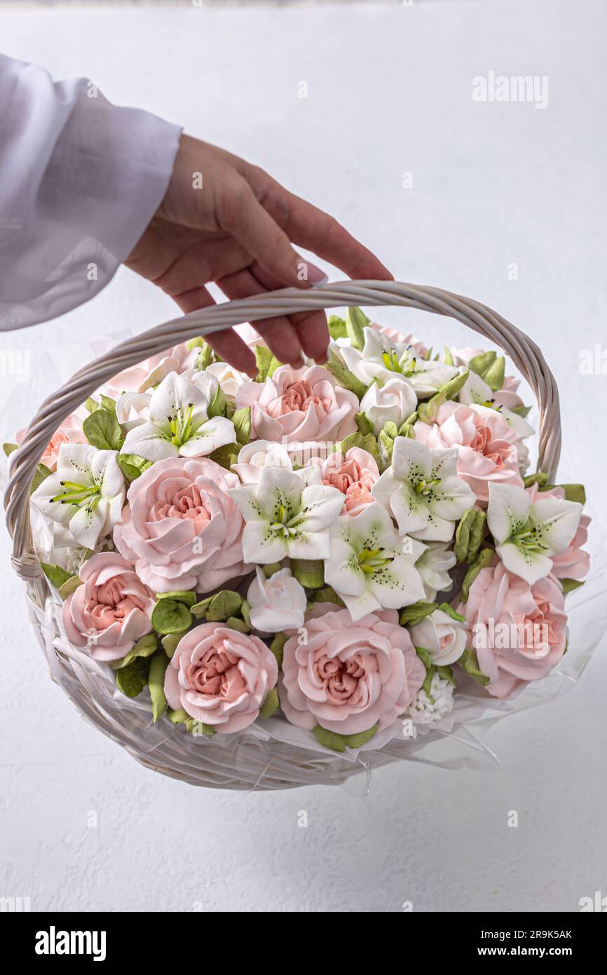 Zephyr-Blumenstrauß in einer Geschenkbox auf hellem Hintergrund Stockfoto