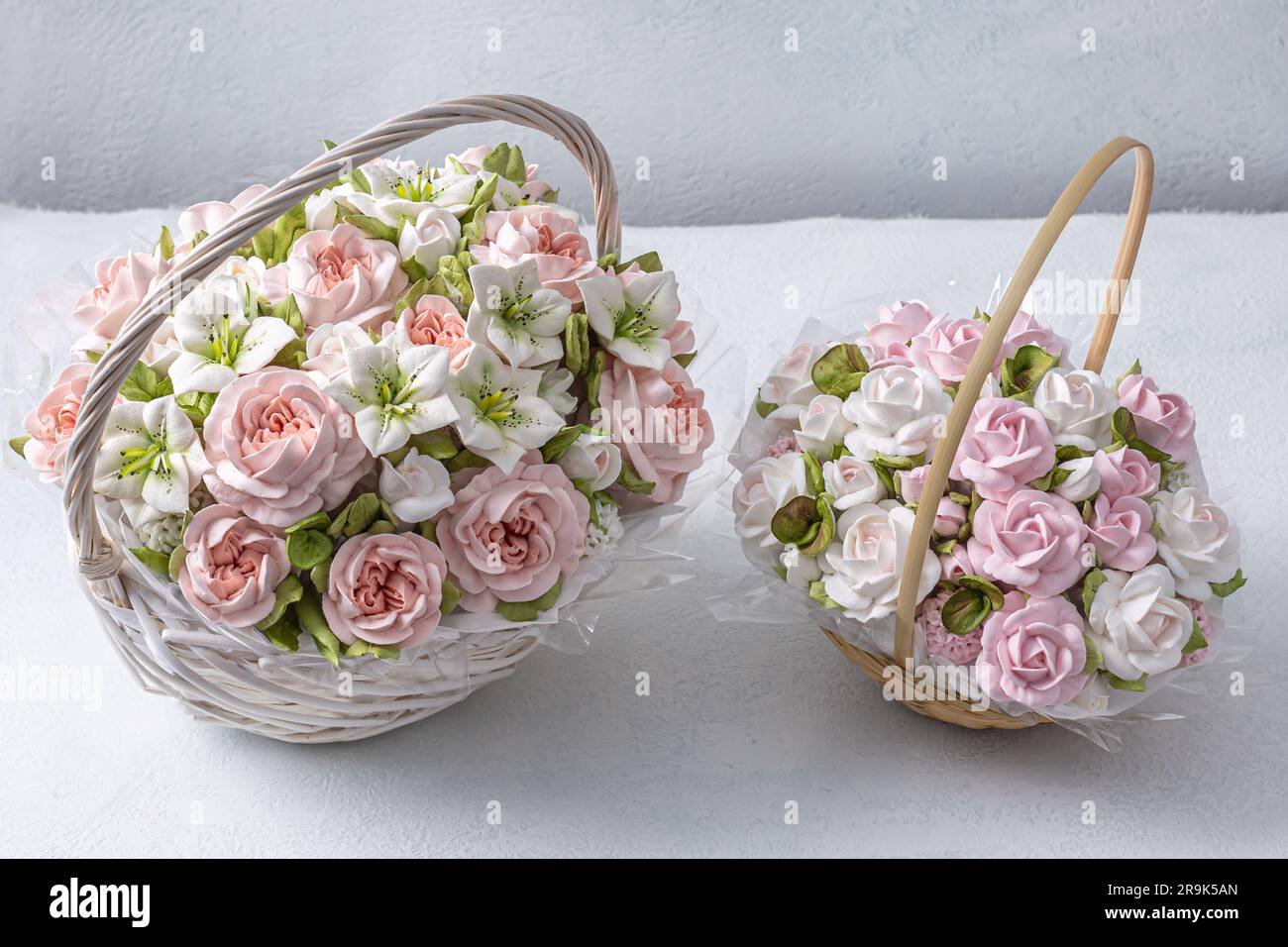 Zephyr-Blumenstrauß in einer Geschenkbox auf hellem Hintergrund Stockfoto