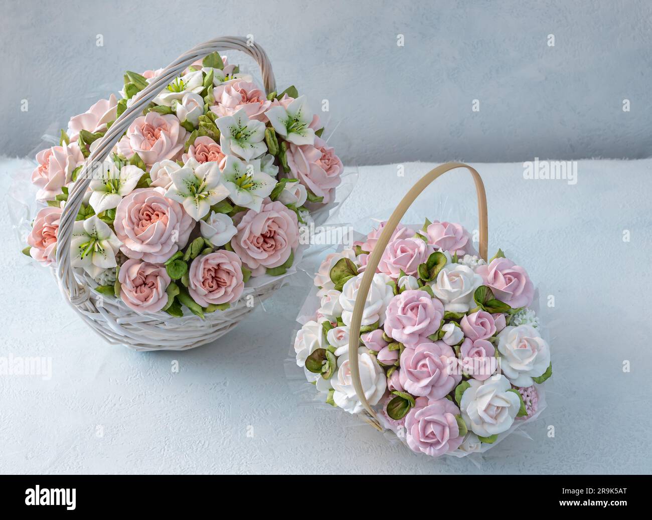 Zephyr-Blumenstrauß in einer Geschenkbox auf hellem Hintergrund Stockfoto