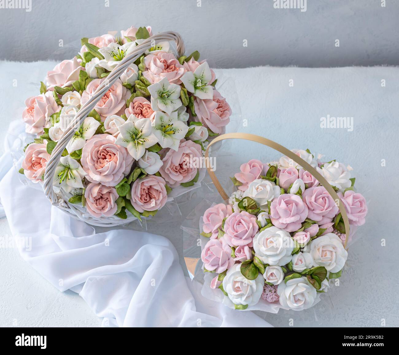 Zephyr-Blumenstrauß in einer Geschenkbox auf hellem Hintergrund Stockfoto