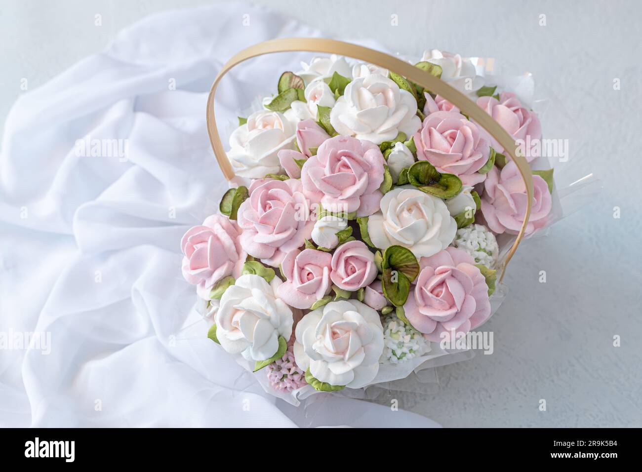 Zephyr-Blumenstrauß in einer Geschenkbox auf hellem Hintergrund Stockfoto