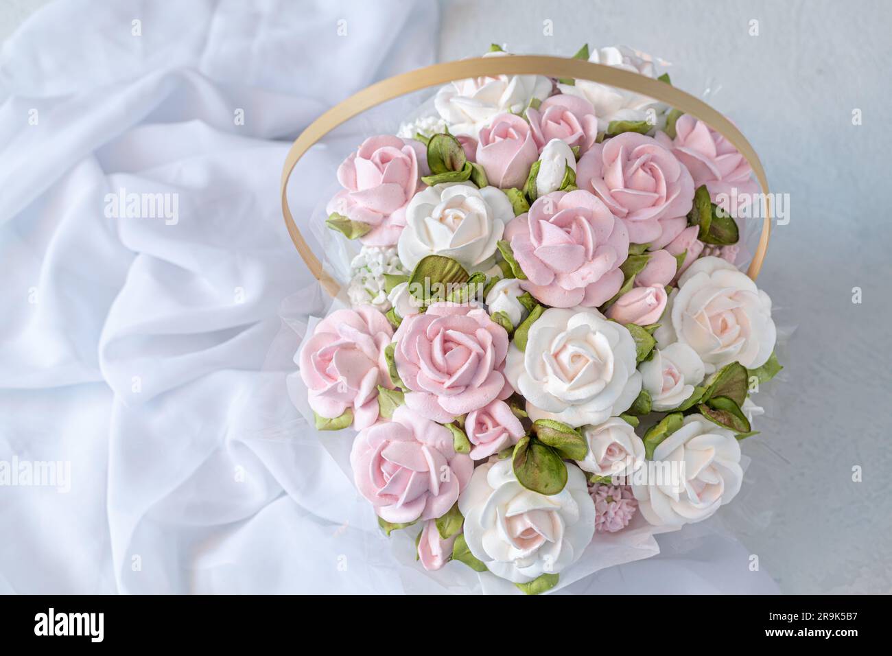 Zephyr-Blumenstrauß in einer Geschenkbox auf hellem Hintergrund Stockfoto