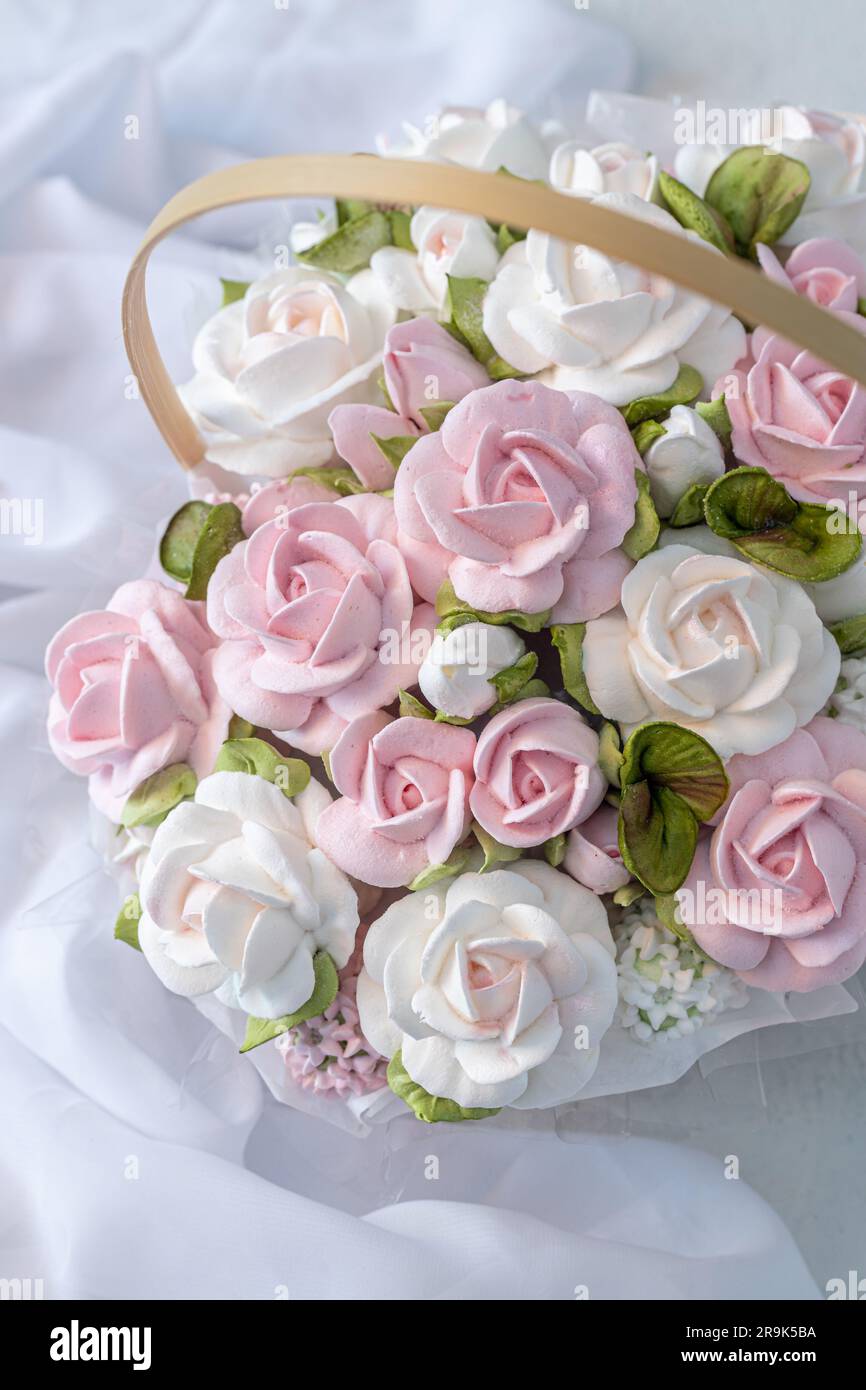 Zephyr-Blumenstrauß in einer Geschenkbox auf hellem Hintergrund Stockfoto