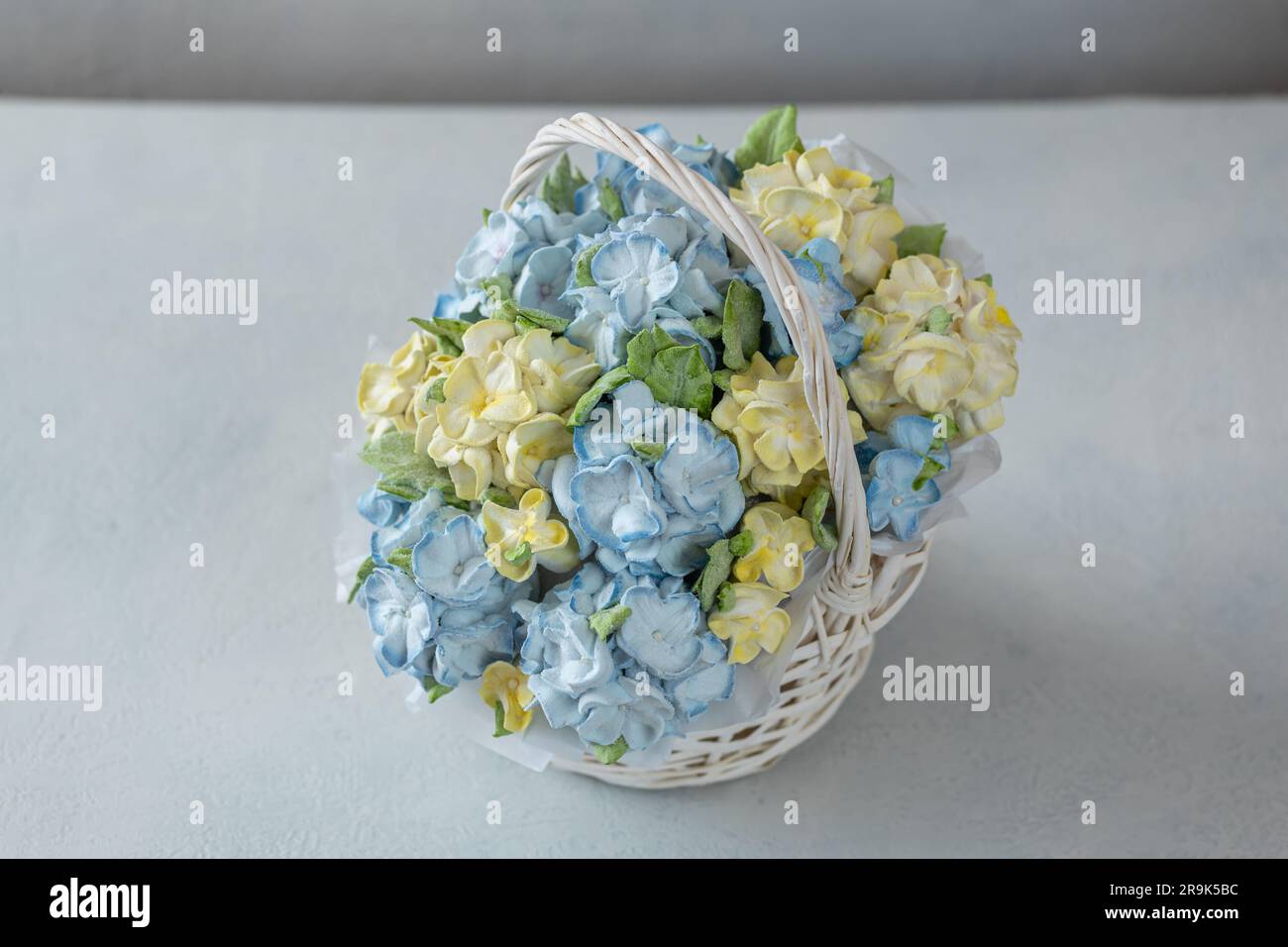 Zephyr-Blumenstrauß in einer Geschenkbox auf hellem Hintergrund Stockfoto